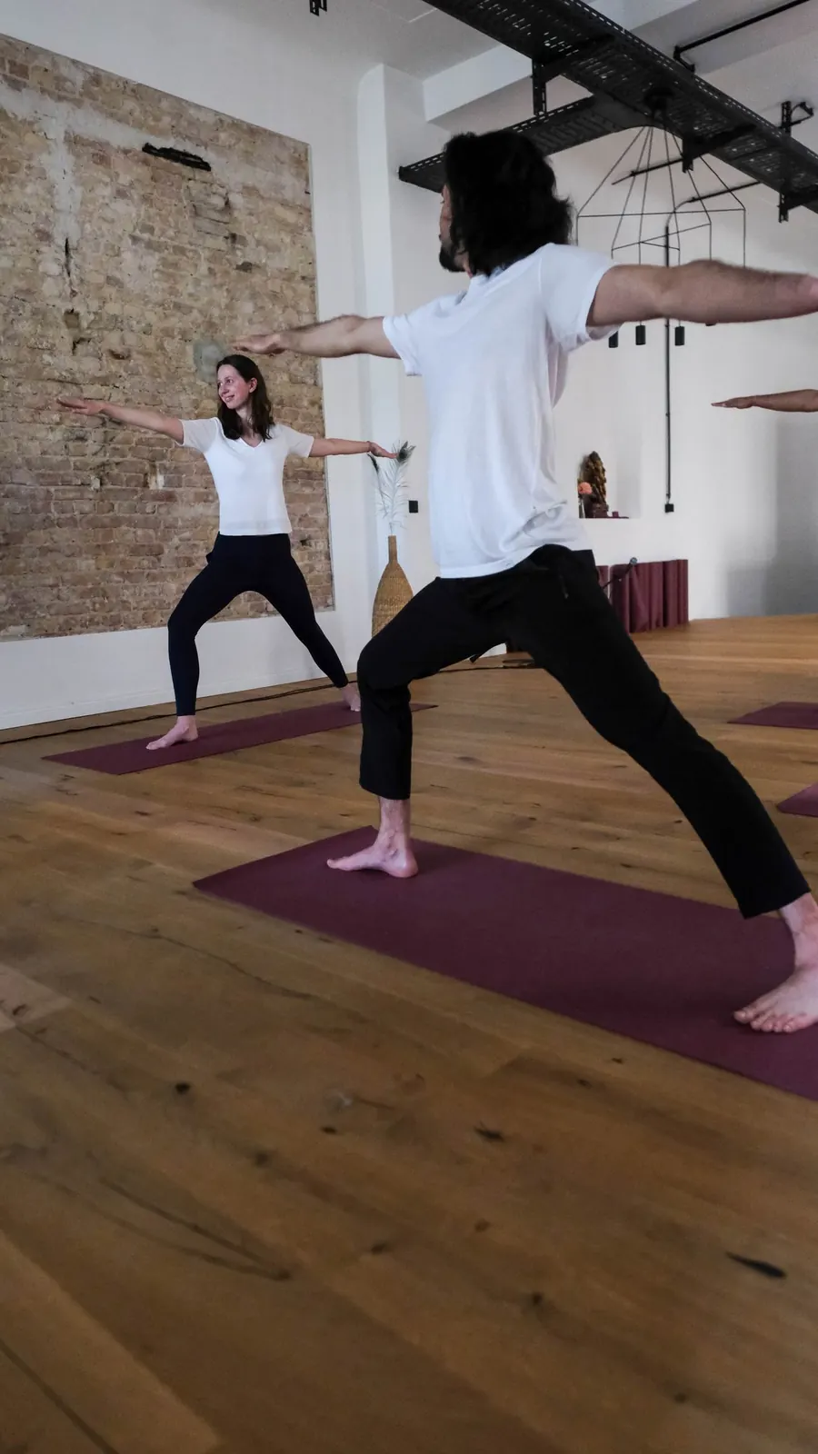 Lotus-Bild und Backsteinwand in der Yoga Oase