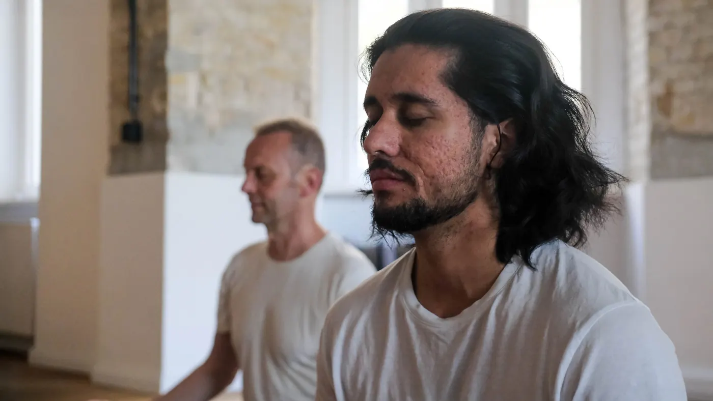 Zwei Teilnehmer mit geschlossenen Augen in der Yoga Oase Berlin